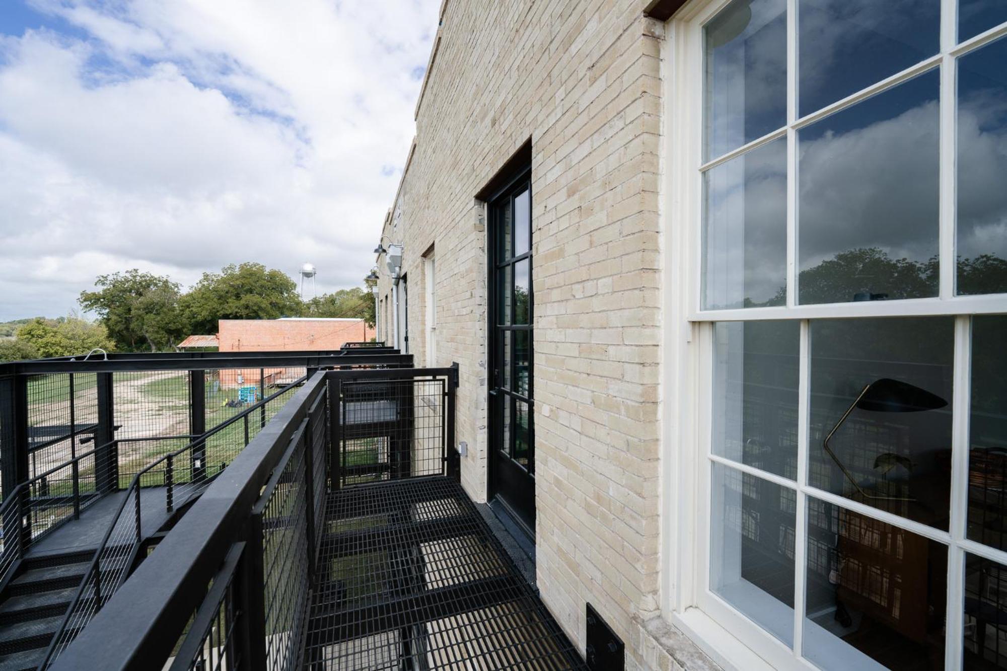 Western 1924 Luxury Lofts Martindale ภายนอก รูปภาพ